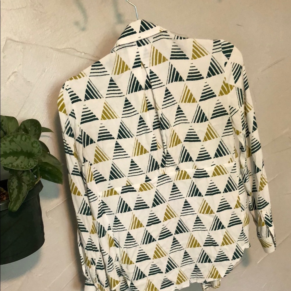 Geometric Patterned Button-Up Shirt - Picture 4 of 4